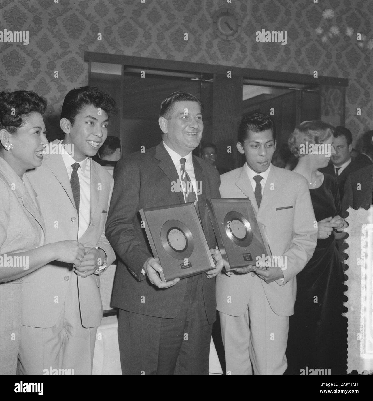 Plaque en platine avec diamants aux diamants bleus. Jack Bulterman et les Blue Diamonds avec leurs dossiers Date : 14 mars 1961 mots clés : Prix, plaques de platine Nom de l'institution : Blue Diamonds Banque D'Images