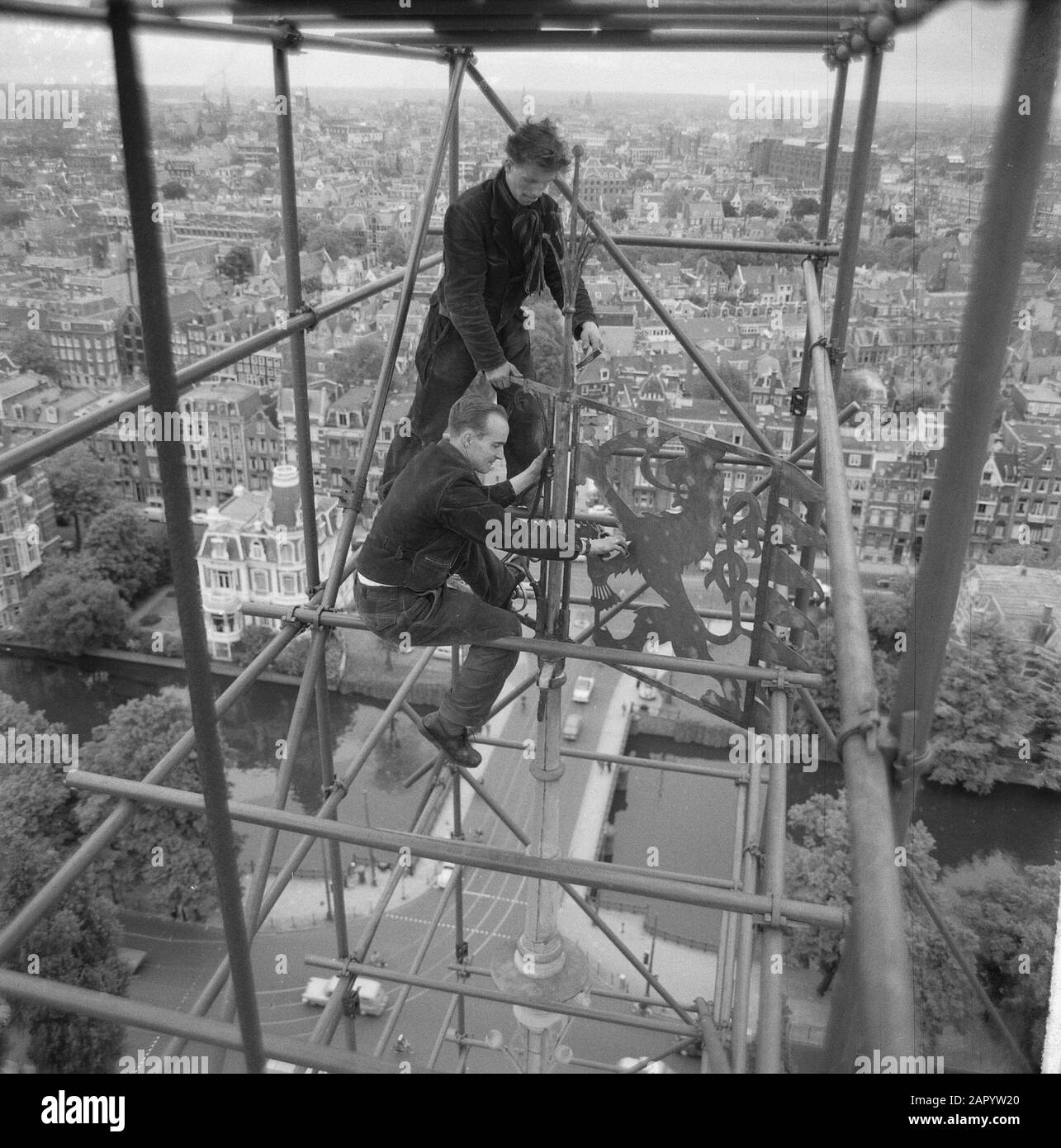 Rooster de la tour du Rijksmusuem est réparé Date : 23 mai 1961 mots clés : Towers Nom de l'établissement : Rijksmuseum Banque D'Images