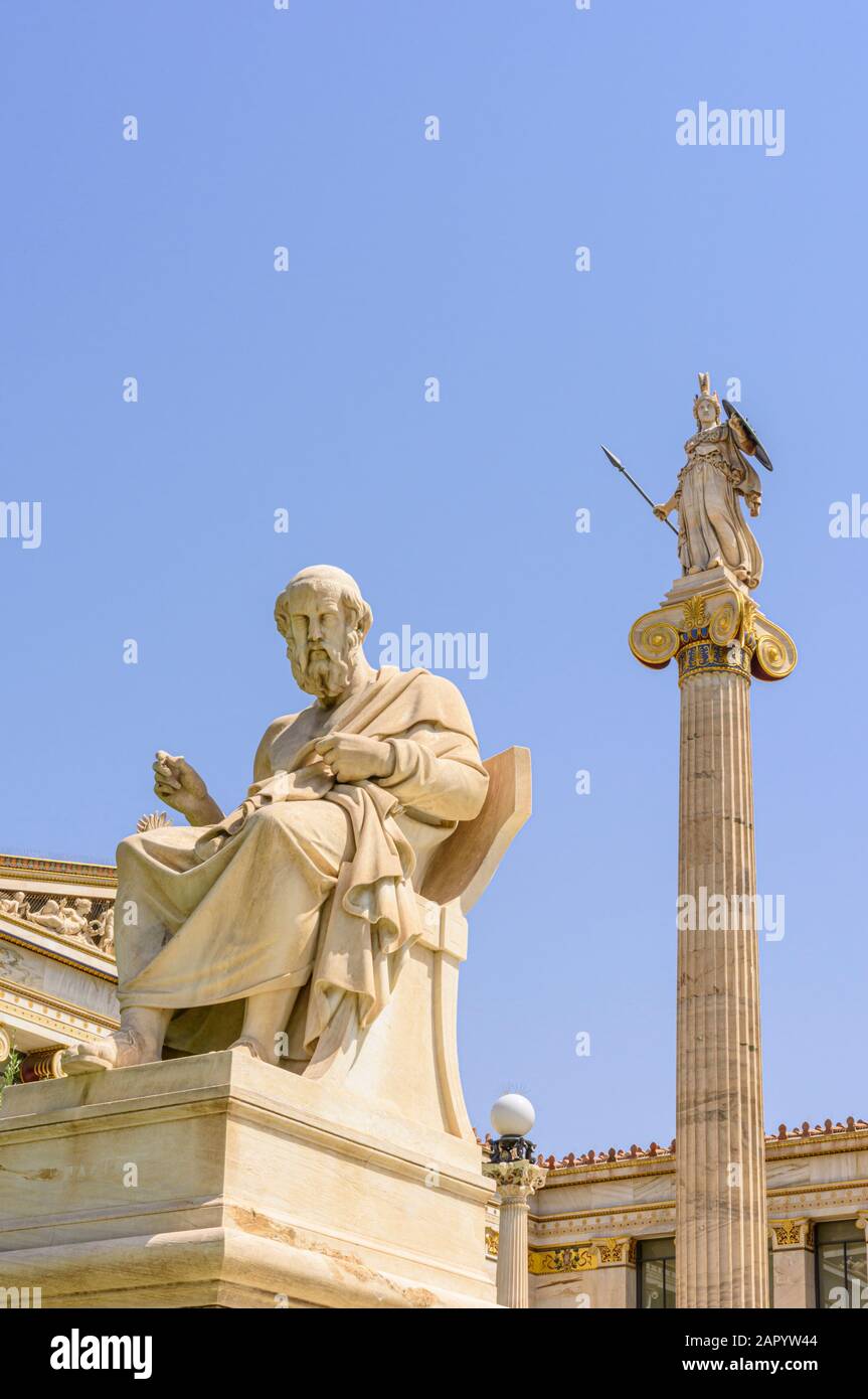 Sculpture de PLATO surplombant par une statue d'Athena, sur l'un des piliers de chaque côté de l'Académie d'Athènes, Athènes, Grèce Banque D'Images