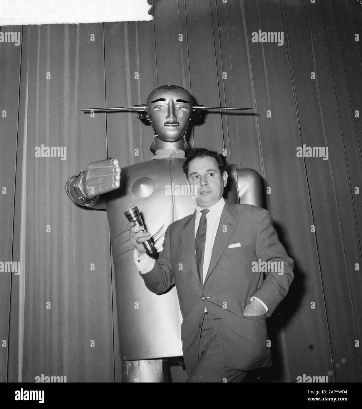 Robot Sabor sur le chemin des États-Unis selon les art. Rotterdam. Sabor avec son créateur Peter Steuer Date: 30 mai 1961 mots clés: Robots Banque D'Images