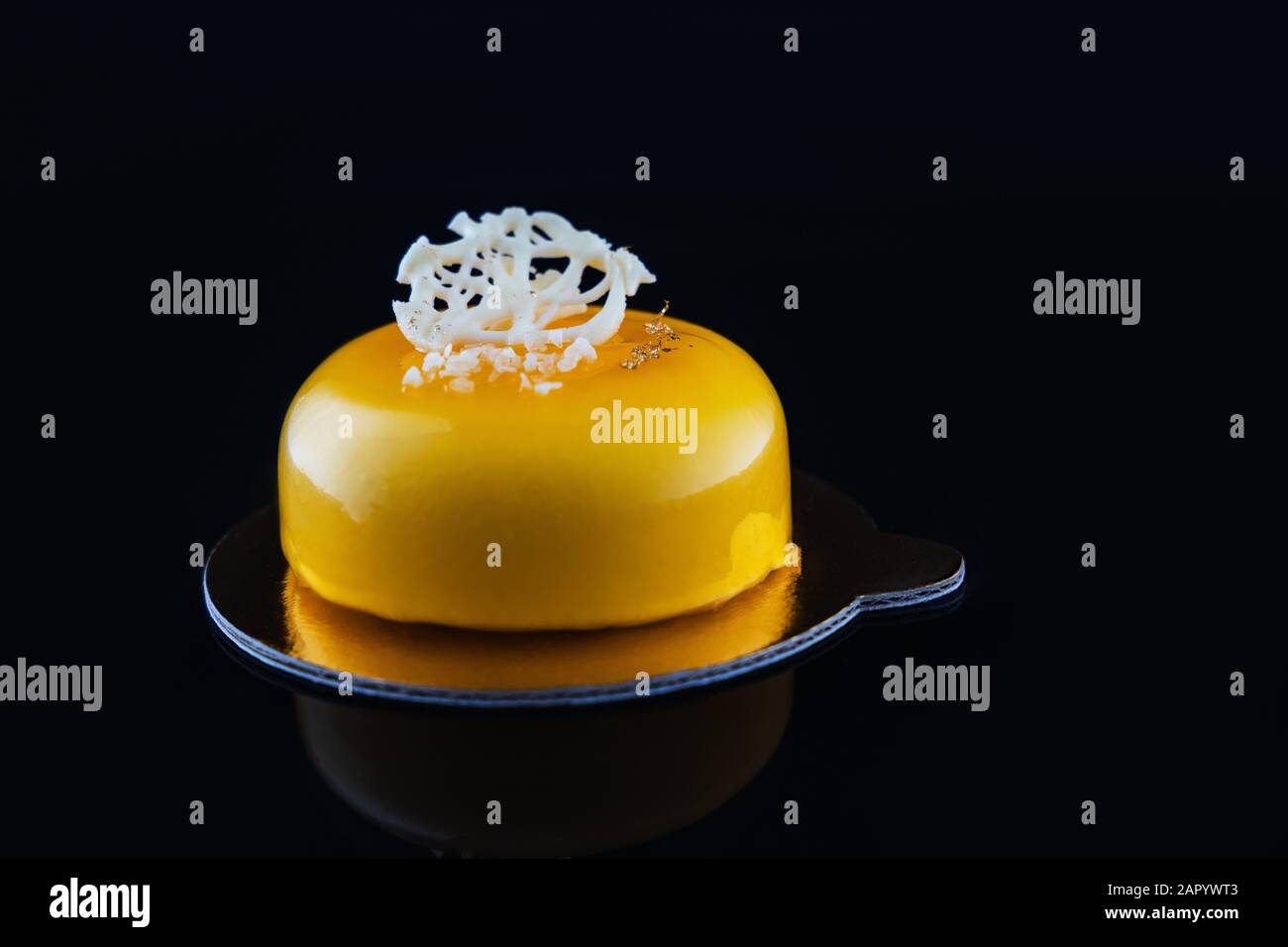 Gateau Mousse Avec Puree De Mangue Creme Et Fruits Frais Sur Fond Noir Photo Stock Alamy