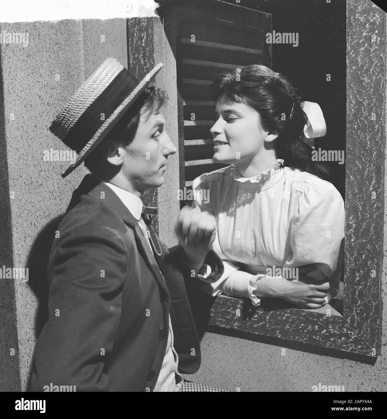 Titre de télévision UN beau dimanche de septembre. Nelleke Knegtmans et Jules Royaards Date : 15 juin 1961 mots clés : acteurs, drames de télévision Nom personnel : Knegtmans, Nelleke, Royaards, Jules Banque D'Images