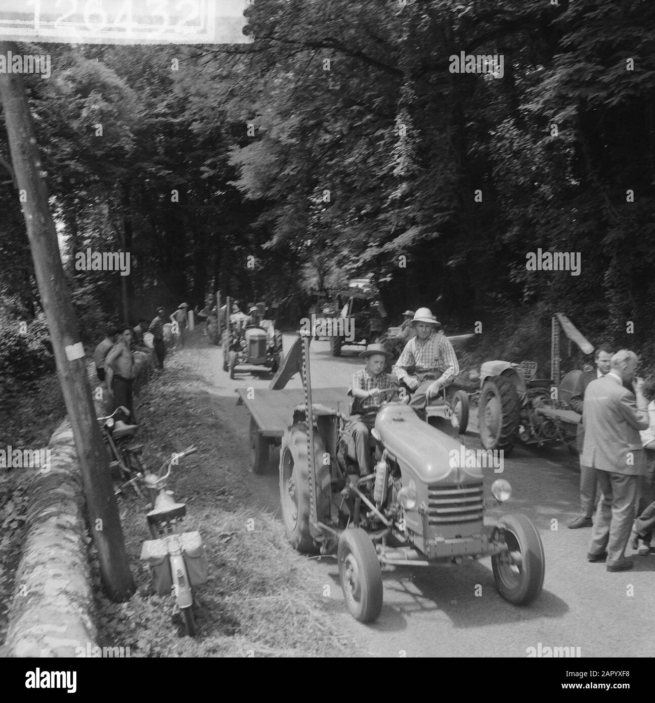 Grève de solidarité en France. Route barrée avec les tracteurs Date: 24 juin 1961 lieu: France mots clés: Tracteurs Banque D'Images