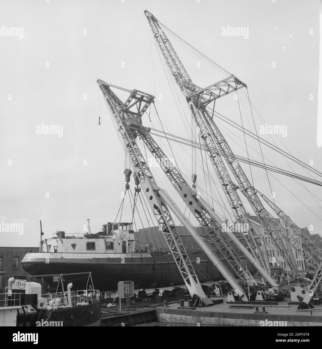 Tewaterlating du pétrolier Vlieland. Deux grues flottantes permettent au pétrolier de se mettre en eau Date: 3 juillet 1961 mots clés: Grues, lancement, pétroliers Banque D'Images