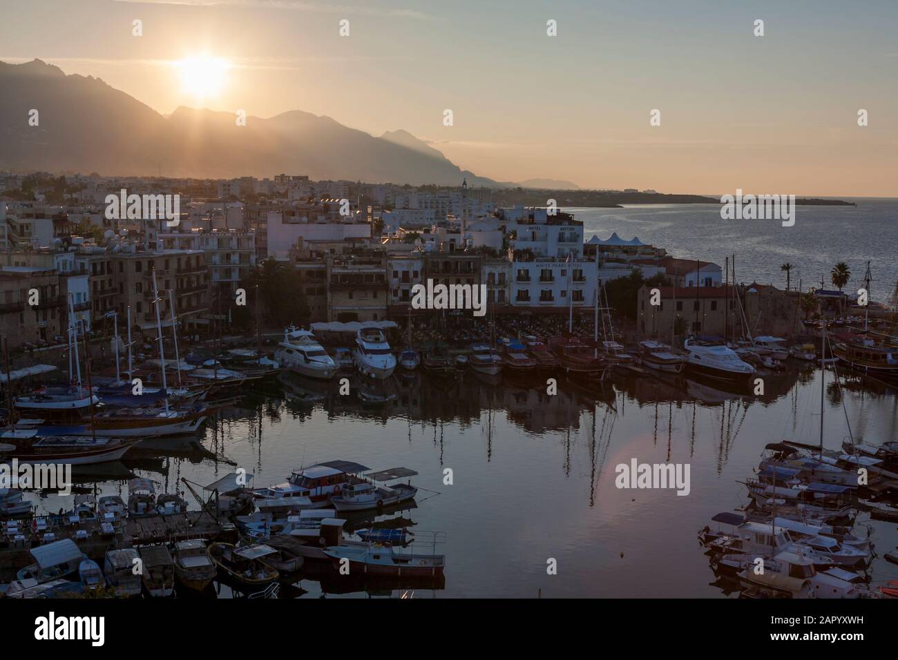 Soirée au-dessus du port de Kyrenia (alias Girne), nord de Chypre depuis le château Banque D'Images