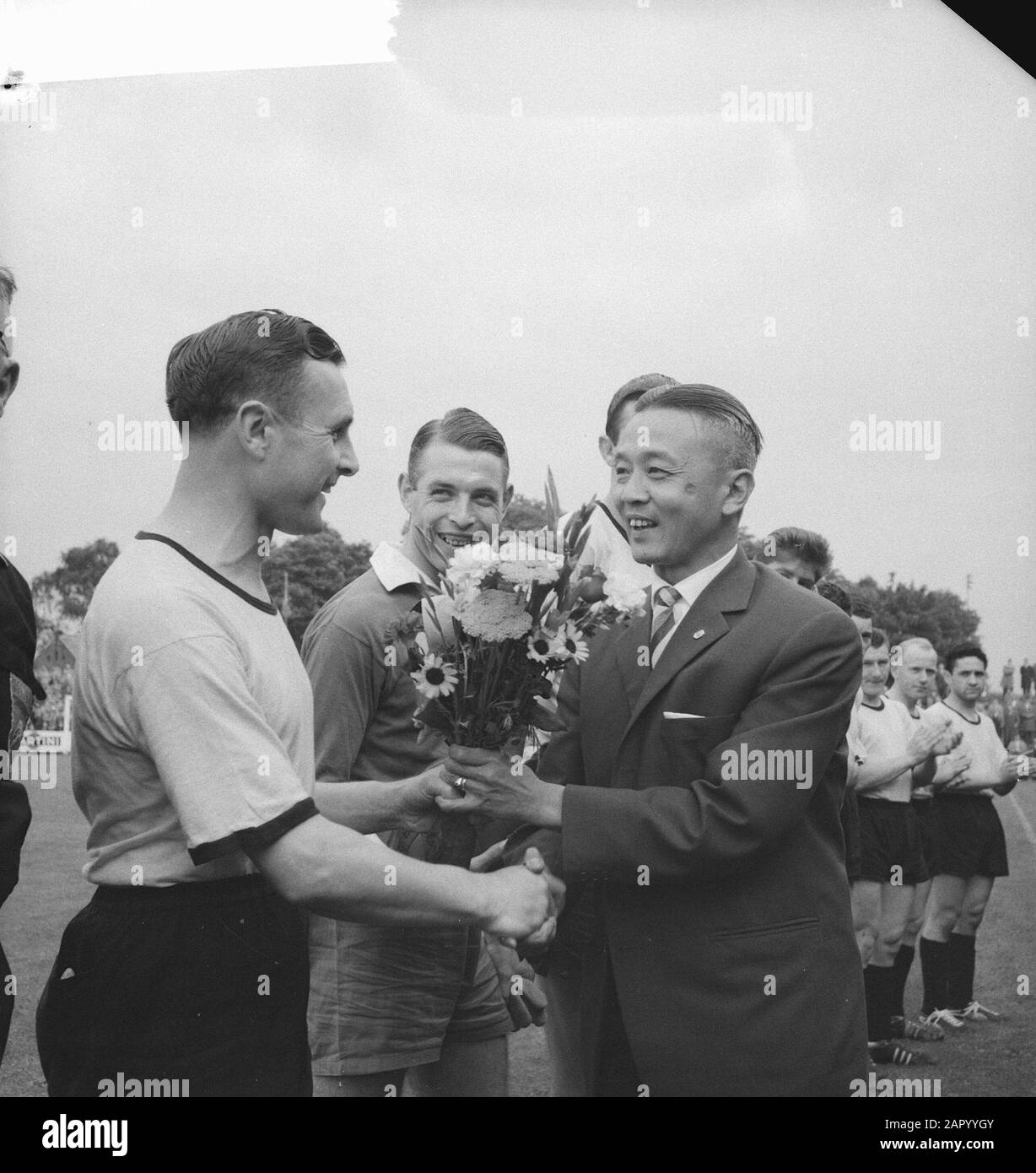 Office de Tourisme contre FC Grenchen (Suisse) 1-0. Gijs Niss dit au revoir Annotation: NISS a joué 900 jeux pour l'Office de Tourisme et a joué jusqu'à sa 42ème pour le club Date: 23 juillet 1961 lieu: Venlo mots clés: Sport, football Nom De Personne: NISS, Gijs Institutionname: Office de Tourisme Banque D'Images