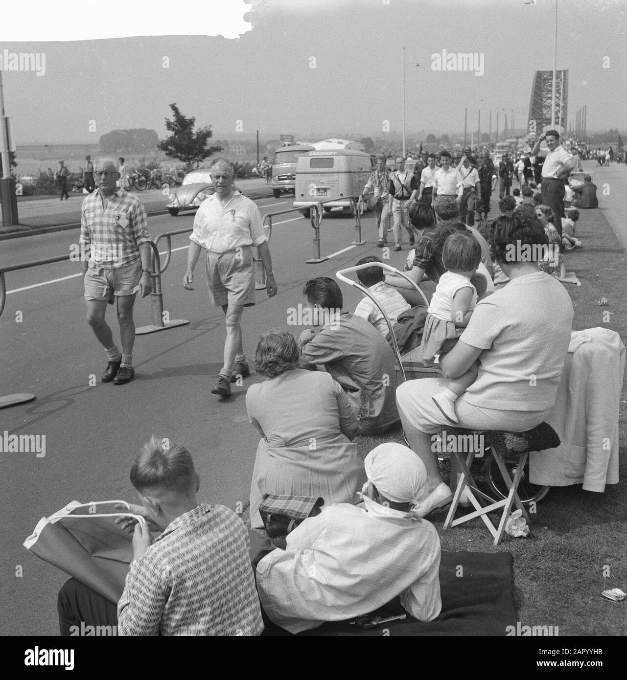 Quatre Jours. Waalbrug Date : 25 Juillet 1961 Lieu : Nijmegen Mots Clés : Randonnée Pédestre Banque D'Images