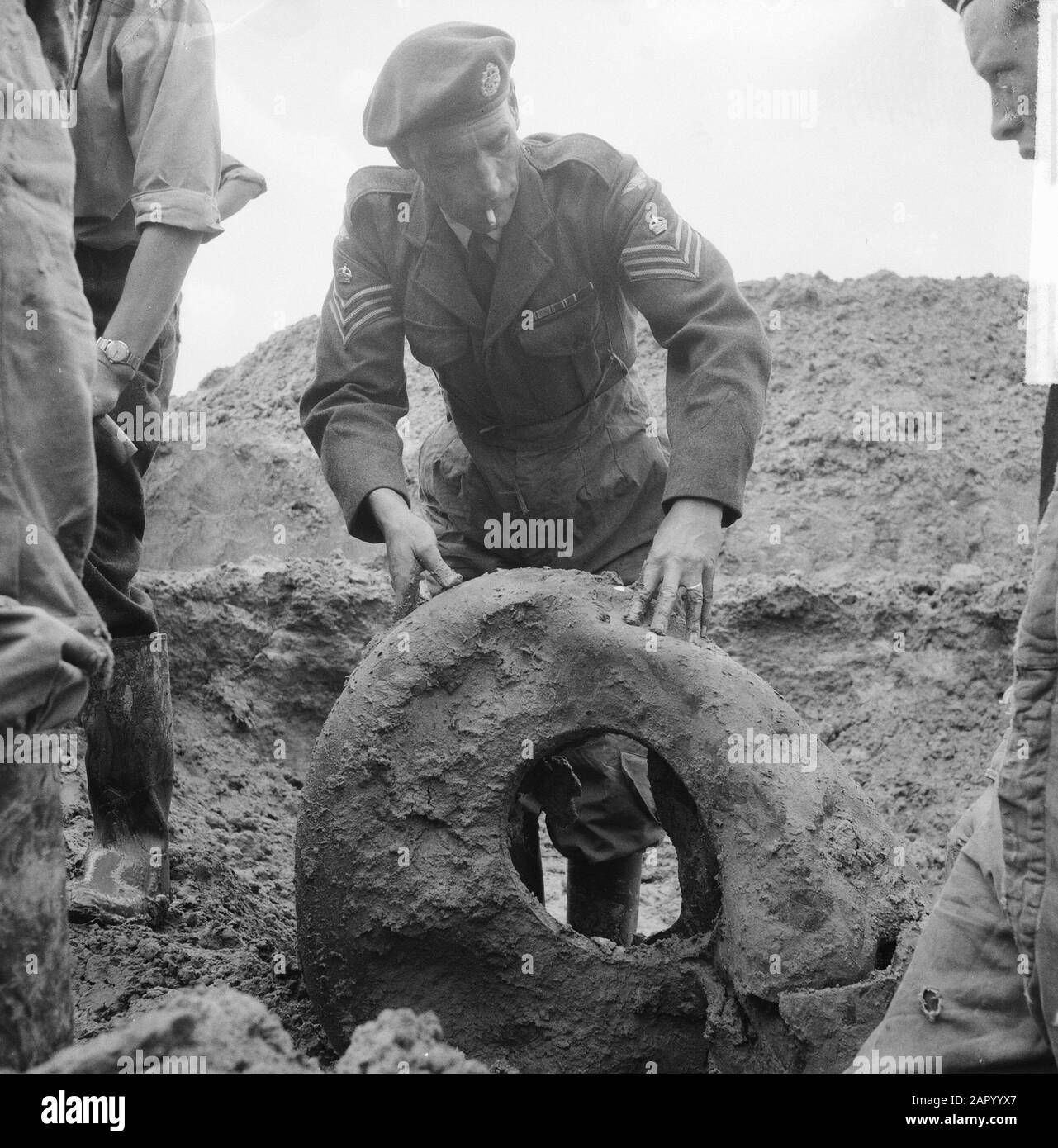 Plan de tir d'excavation dans la polder près de Waalwijk. RAF-Pilot avec bande de l'aéronef Date : 5 juillet 1961 lieu : Noord-Brabant, Waalwijk mots clés : pneus, excavations, polders, aéronefs Banque D'Images