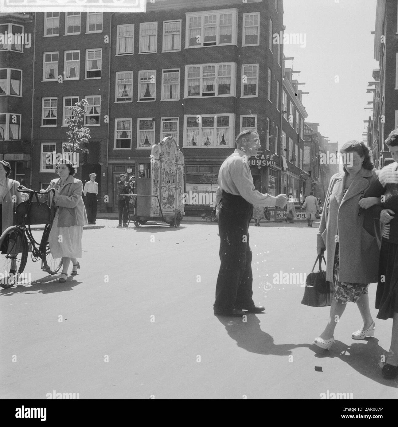 Série sur l'organe rotatif. L'homme au travail Date: 23 août 1961 mots clés: Série, corps d'organes Nom personnel: Manser Banque D'Images
