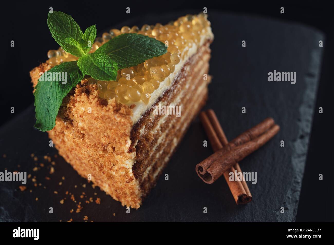 Gateau Au Miel Avec Des Perles D Or Et Feuille De Menthe Et Cannelle Sur Plaque De Pierre Isole Sur Fond Noir Photo Stock Alamy Gateau Au Miel Avec Des Perles D Or Et Feuille De Menthe Et Cannelle Sur Plaque De Pierre Isole Sur Fond Noir Photo Stock Alamy