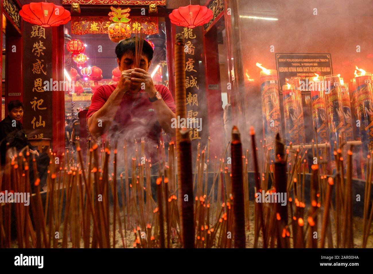 Makassar, Indonésie. 24 janvier 2020. Un homme brûle de l'encens tout en priant pendant la célébration au temple Xian Ma à Makassar.Des Centaines de bougies sont allumées à minuit et Des Prières pour le nouvel an lunaire chinois comme expression de gratitude pour toute la fortune et pour l'espoir d'une meilleure vie dans l'année de la rat. Crédit: Sopa Images Limited/Alay Live News Banque D'Images