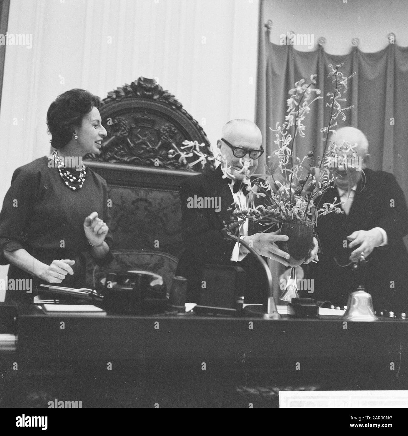 M. Kortenhorst, 75 ans. Adoration à la Chambre des Représentants. Miss Lemaire lui offre des fleurs Date: 14 novembre 1961 mots clés: Fleurs, hommages Banque D'Images
