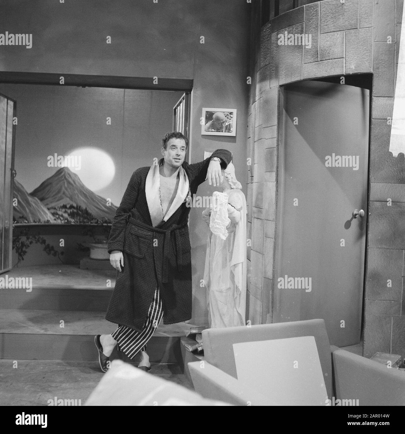 Soirée De Jeu À La Télévision À L'Automne. Leo de Hartogh Date: 23 novembre 1961 mots clés: Acteurs, télévision, jeux de télévision Nom personnel: Hartogh, Leo de Banque D'Images