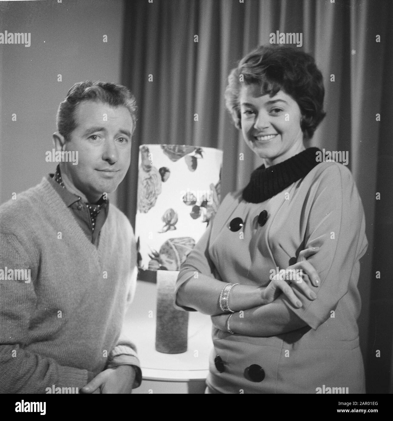 Teddy et Henk Scholten Aller à la télévision allemande Date: 11 décembre 1961 lieu: Allemagne mots clés: Artistes, télévision, chanteurs Nom personnel: Scholten, Henk, Scholten, Teddy Banque D'Images