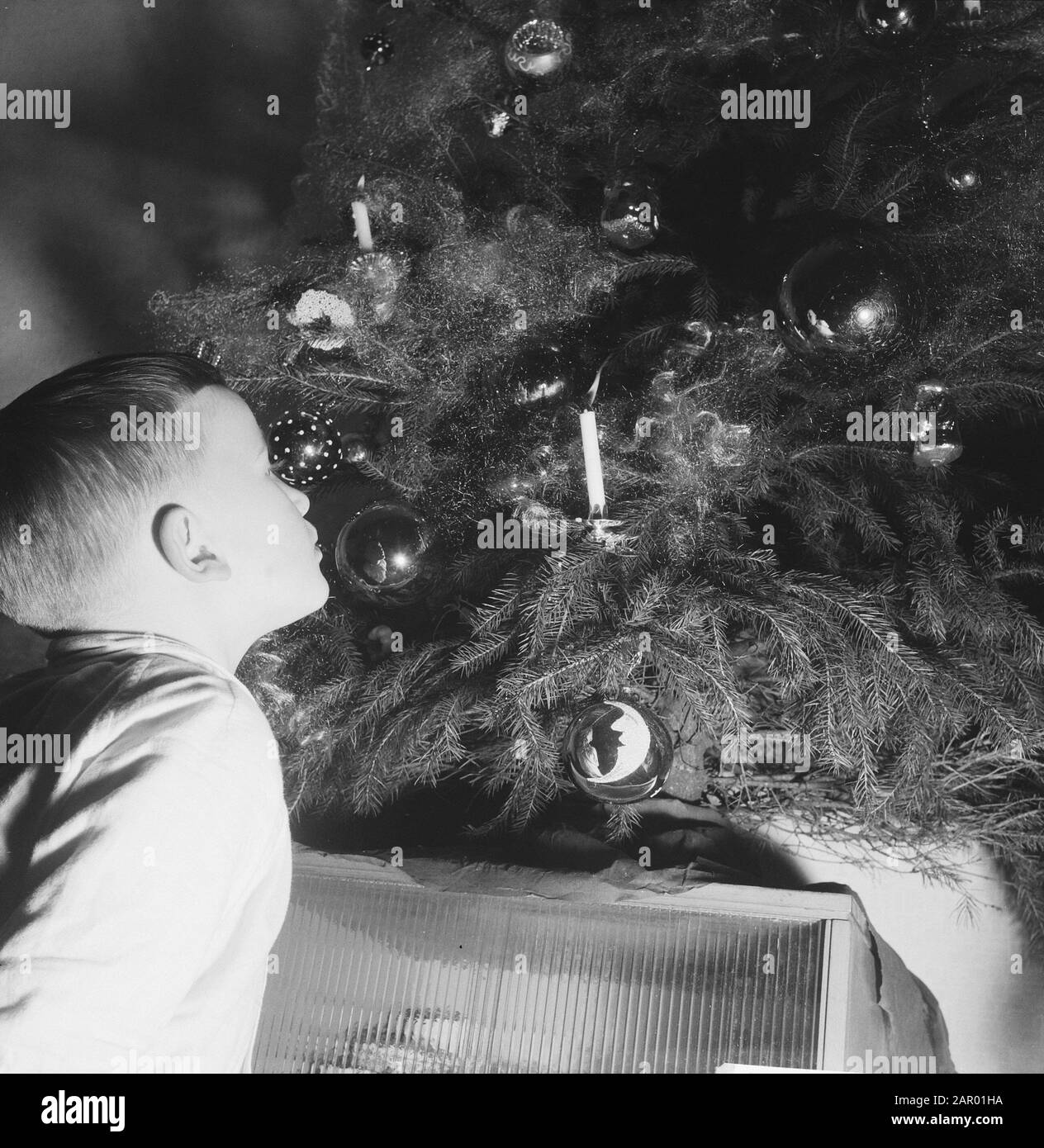 Enfants à l'arbre de Noël Date: 18 décembre 1961 mots clés: Enfants, arbres de Noël Banque D'Images