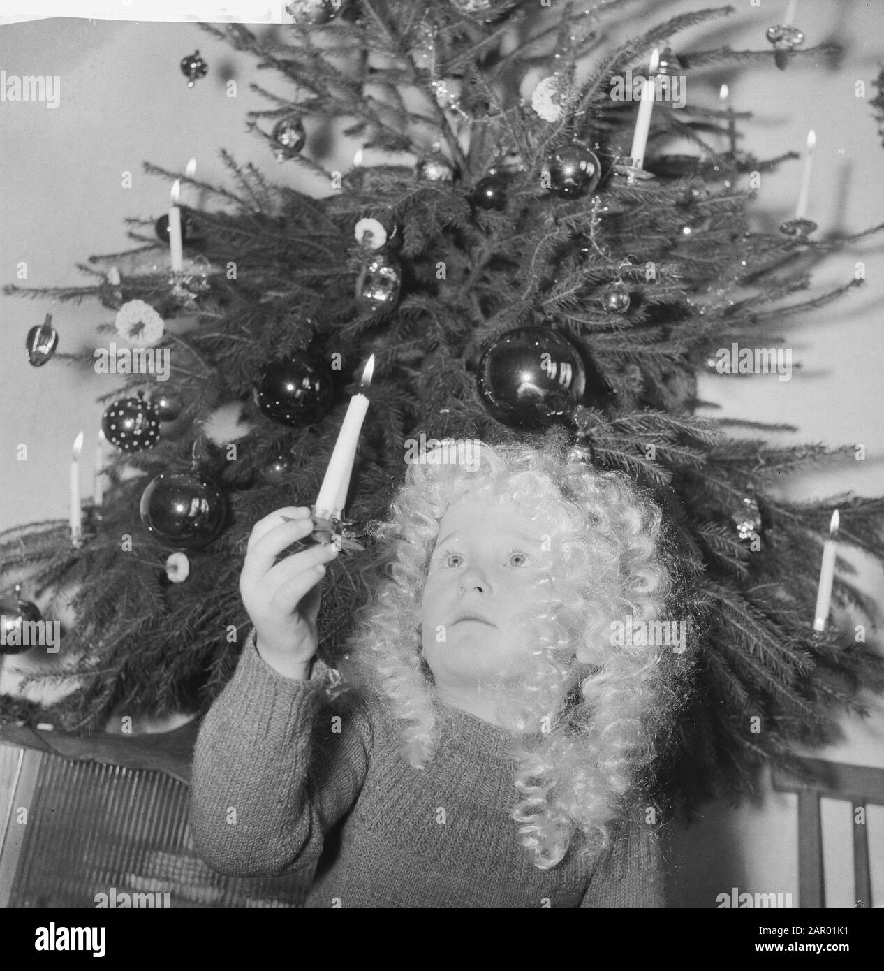 Enfants dans l'arbre de Noël. Garçon avec cheveux d'ange sur la tête Date: 18 décembre 1961 mots clés: Enfants, arbres de Noël Banque D'Images