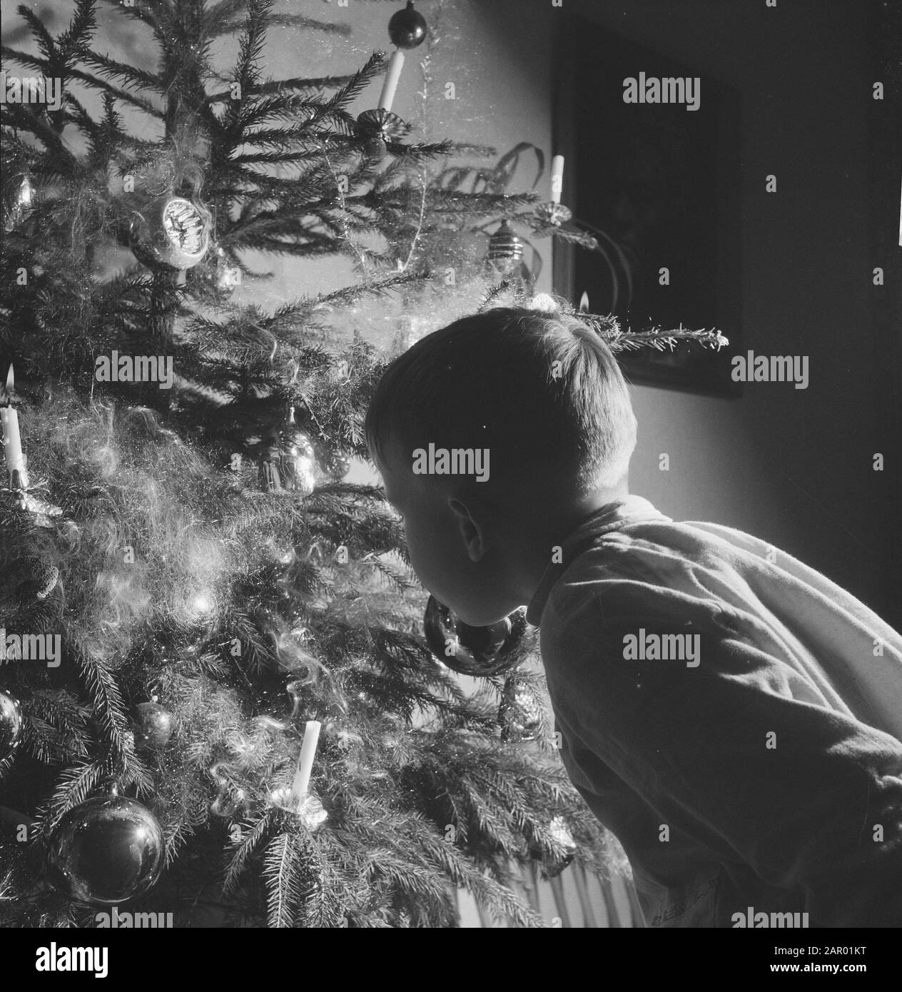 Enfants à l'arbre de Noël Date: 18 décembre 1961 mots clés: Enfants, arbres de Noël Banque D'Images