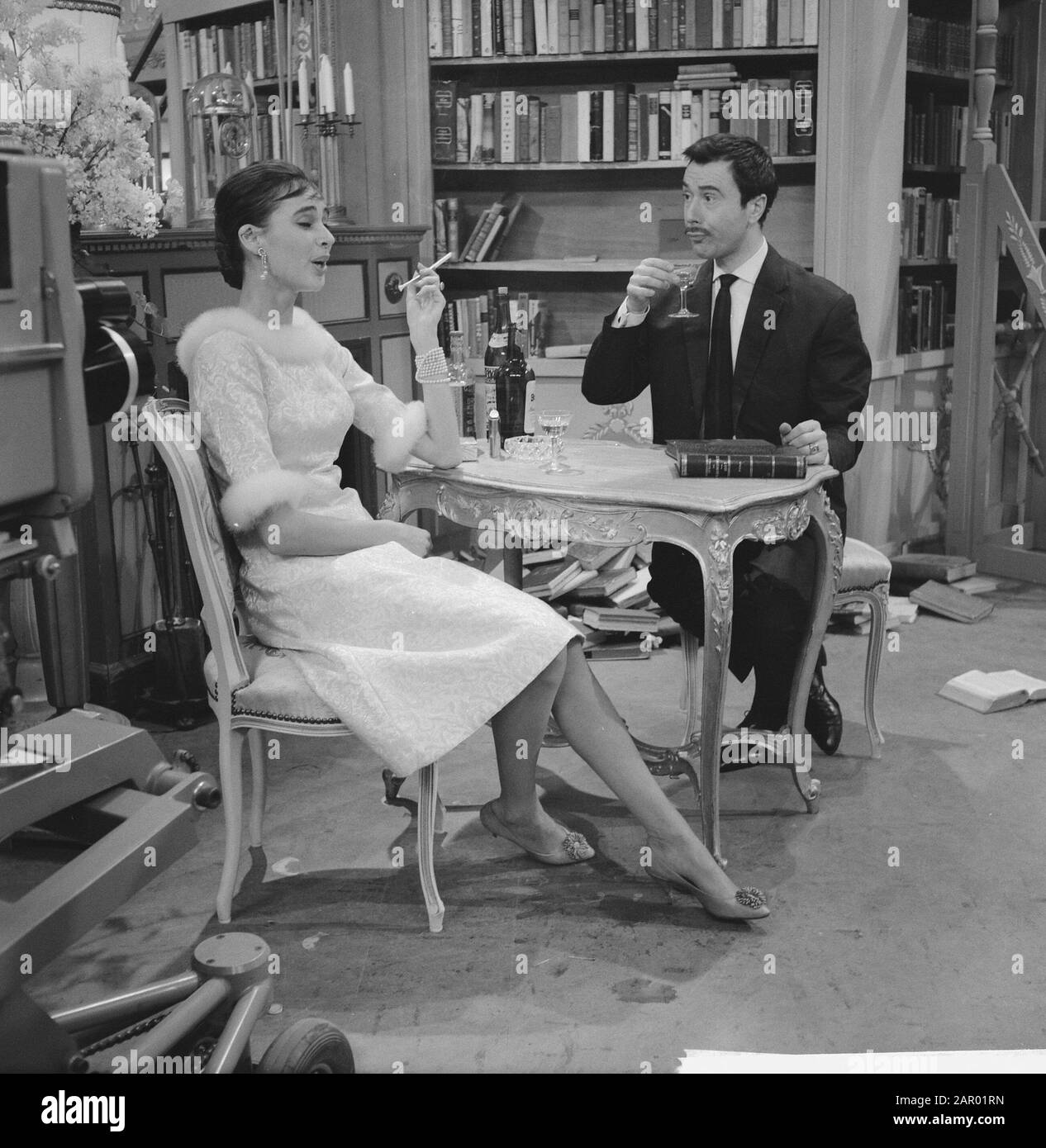 Télévision Operette Ma sœur et I. Sigrid Koetse et Paul Cammermans Date: 1 janvier 1962 mots clés: Programmes de divertissement, opéras, programmes de télévision Nom personnel: Cammermans, Paul, Koetse, Sigrid Banque D'Images