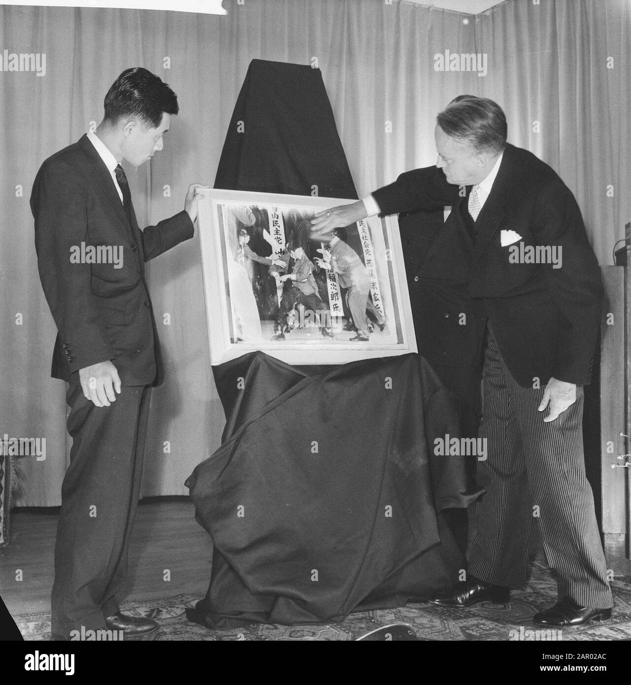 Ouverture De World Press Photo 61. M. Klaasesz Et Nagao Avec Photo Gagnante Date: 2 Octobre 1961 Mots Clés: Photos, Ouvertures, Photographie Nom Personnel: Klaasesz M. Nom De L'Institution: World Press Photo Banque D'Images