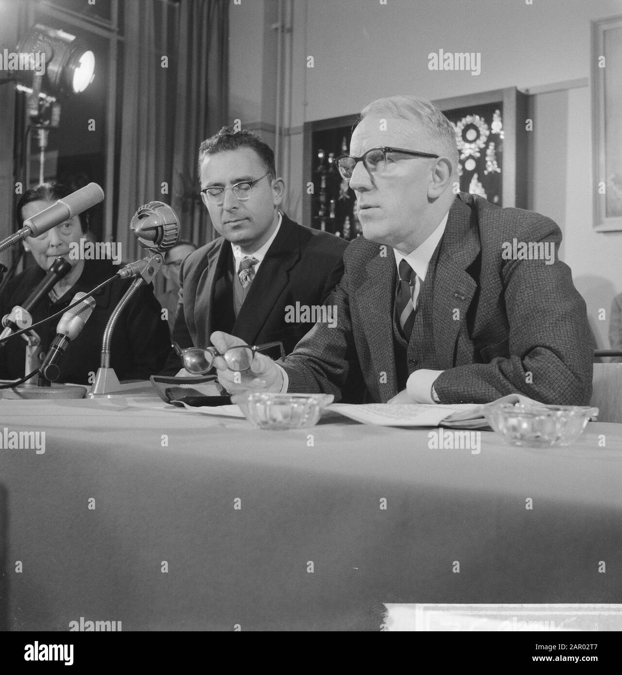 Conférence de presse au siège de la police de Goloeb. Goloeb et m. de Zaayer Date: 11 octobre 1961 mots clés: Police, conférences de presse Nom personnel: Goloeb Banque D'Images
