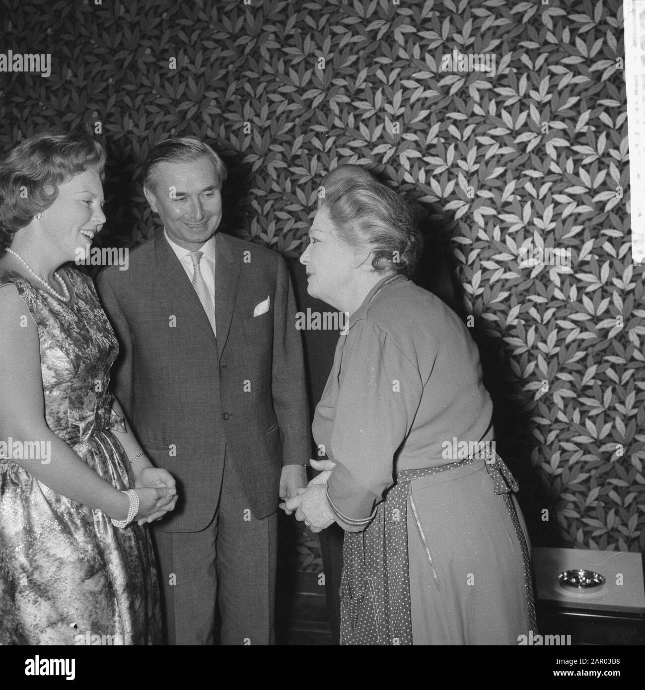 La princesse Beatrix assiste à un spectacle à Little Comedy. Vnr. Princess Beatrix, réalisateur Karl Guttman, actrice Magda Janssens Annotation: Il s'agissait de la prestation jubilaire de Magda Janssens (60 ans sur scène); une journée de congé du groupe de théâtre ensemble Date: 6 novembre 1961 lieu: Amsterdam, Noord-Holland mots clés: Actrices, maison royale, princesses, théâtre, scène Nom personnel: Beatrix, Princesse, Guttman, Karl, Janssens, Magda Banque D'Images