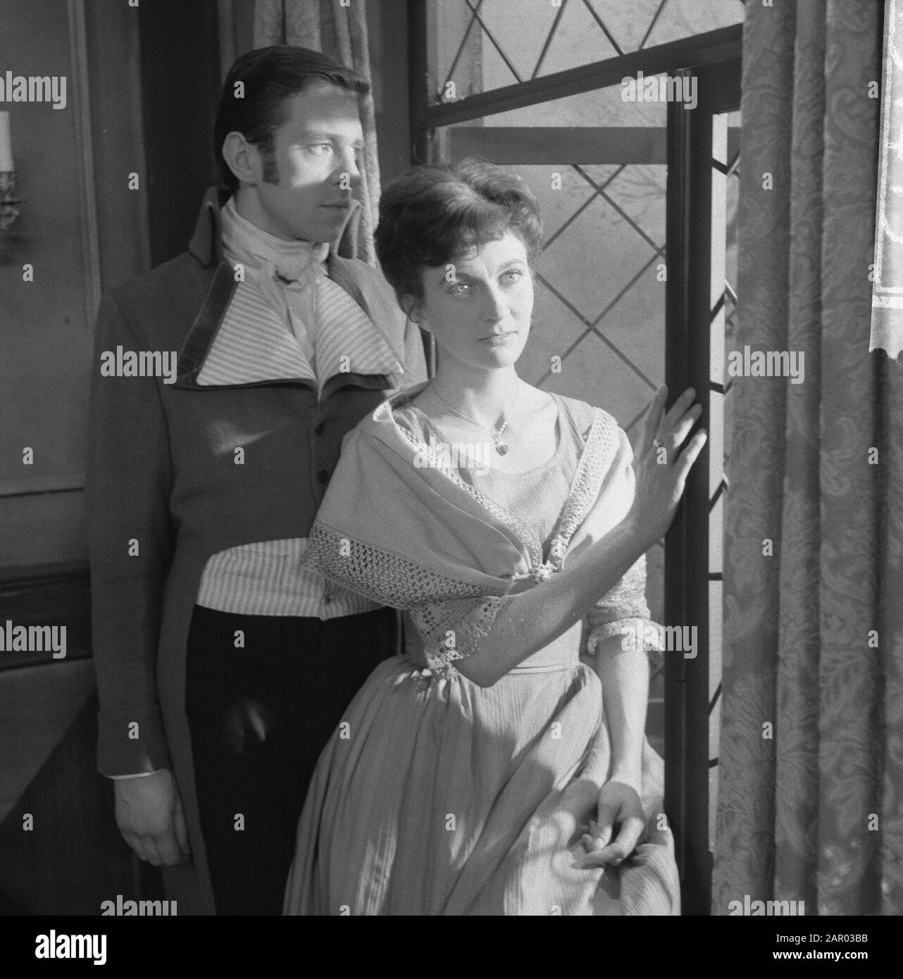 NCRV jeu de télévision Les Quatre filles Bennett. Ramses Shaffy and Lies Franken Annotation: Néerlandais adaptation du roman Pride and Préjugés de Jane Austen Datate: 5 novembre 1961 mots clés: Télévision drames Nom personnel: Franken, Lies, Shaffy, Ramses Banque D'Images