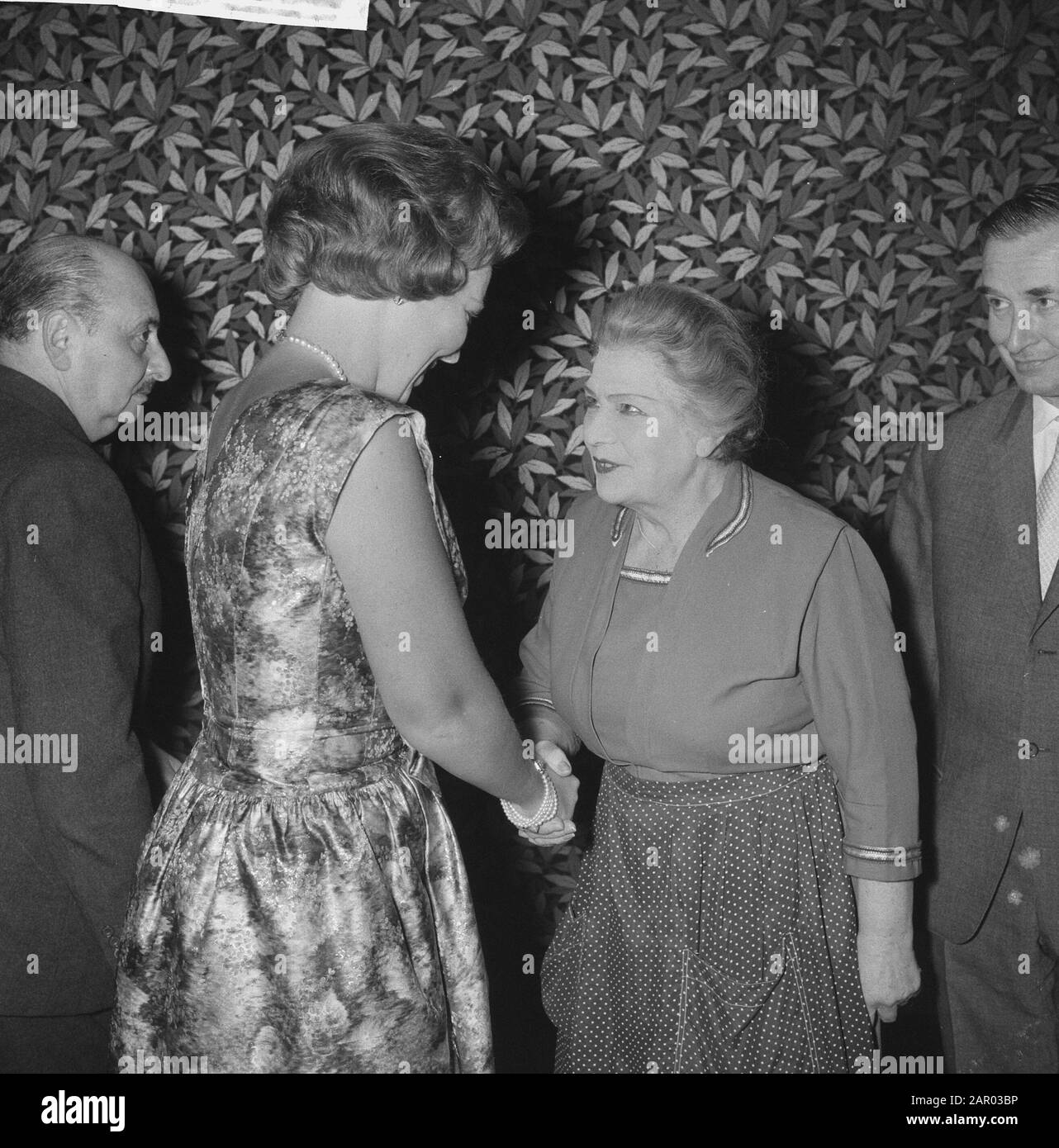 La princesse Beatrix assiste à un spectacle à Little Comedy. Vnr.? , princesse Beatrix, actrice Magda Janssens, directrice Karl Guttman Annotation: Il s'agissait de la prestation jubilée de Magda Janssens (60 ans sur scène); une journée de congé du groupe de théâtre ensemble Date: 6 novembre 1961 lieu: Amsterdam, Noord-Holland mots clés: Actrices, maison royale, princesses, théâtre, scène Nom personnel: Beatrix, Princesse, Guttman, Karl, Janssens, Magda Banque D'Images