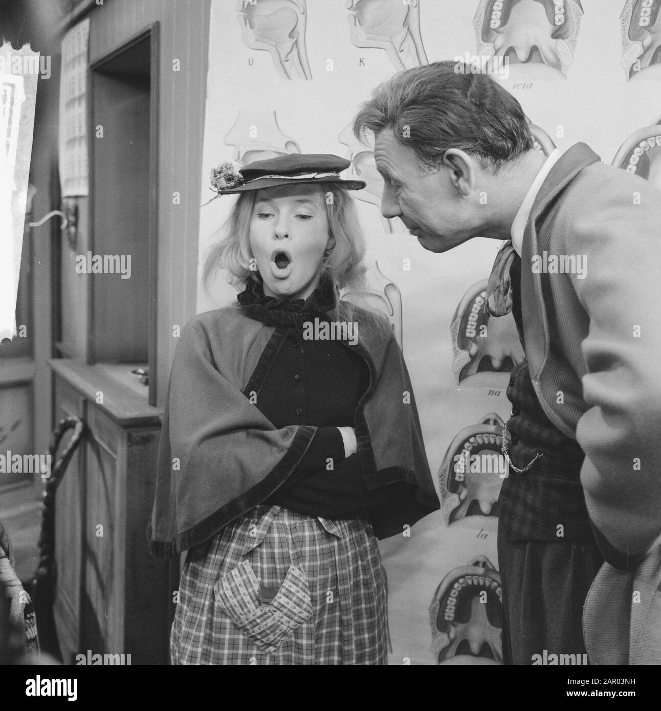 Pygmalion voor TV, B. van der Berg et Kitty Jansen Date : 28 mai 1962 Nom personnel : B. van der Berg, Kitty Jansen Banque D'Images