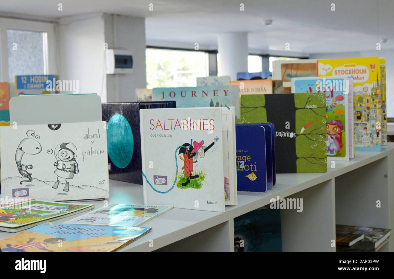 Livres pour enfants placés sur des étagères à la bibliothèque publique. 12 Janvier 2020. Kiev, Ukraine Banque D'Images