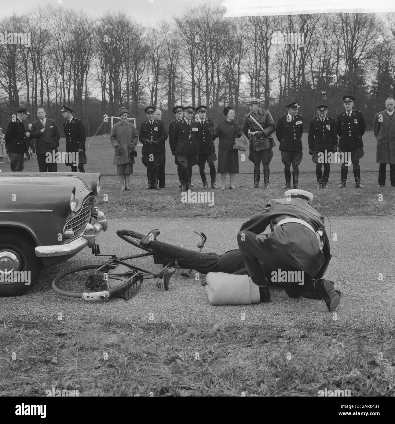 La reine Juliana visite la police nationale de Varenkamp à Utrecht. Manifestation de la police nationale à Utrecht pendant la visite. Date: 10 avril 1962 lieu: Utrecht mots clés: Queens, maison royale, police Nom de l'établissement: Police d'État Banque D'Images