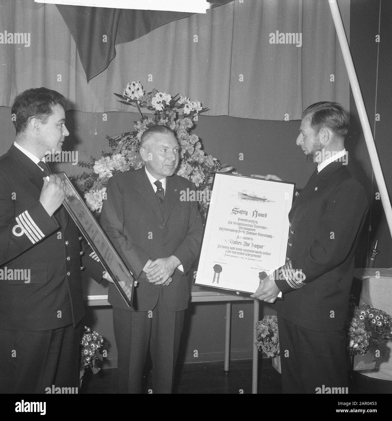 Prix de sécurité pour les capitaines Capitaine J. mal Capitaine J. van Beek et ir. B. Wilton Date : 10 avril 1962 mots clés : capitaines, prix Nom personnel : Beek J of, mal J, Wilton B Banque D'Images