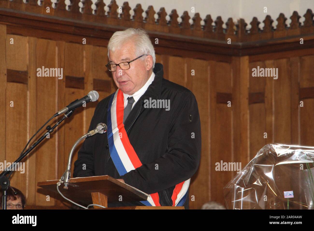 Dernier Hommage rendu à André DULAIT ancien maire de Menigoute Président du Conseil général et sénateur des deux Sèvres lors de son funérailles à Menigoute Banque D'Images