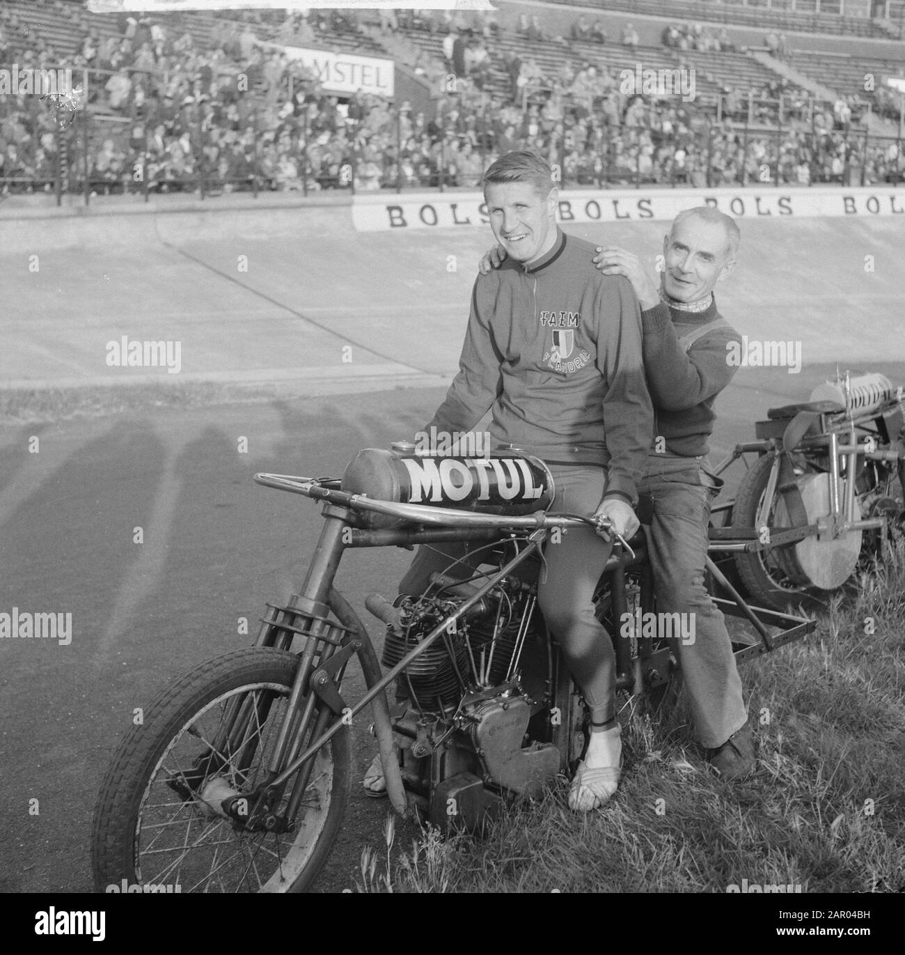 Grand Prix D'Amsterdam. Peter Post et stimulateur Georges Grolimand Date: 22 juin 1962 lieu: Amsterdam mots clés: Vélo de piste, stimulateurs cardiaques Nom personnel: Grolimand, Georges, Post, Peter Banque D'Images