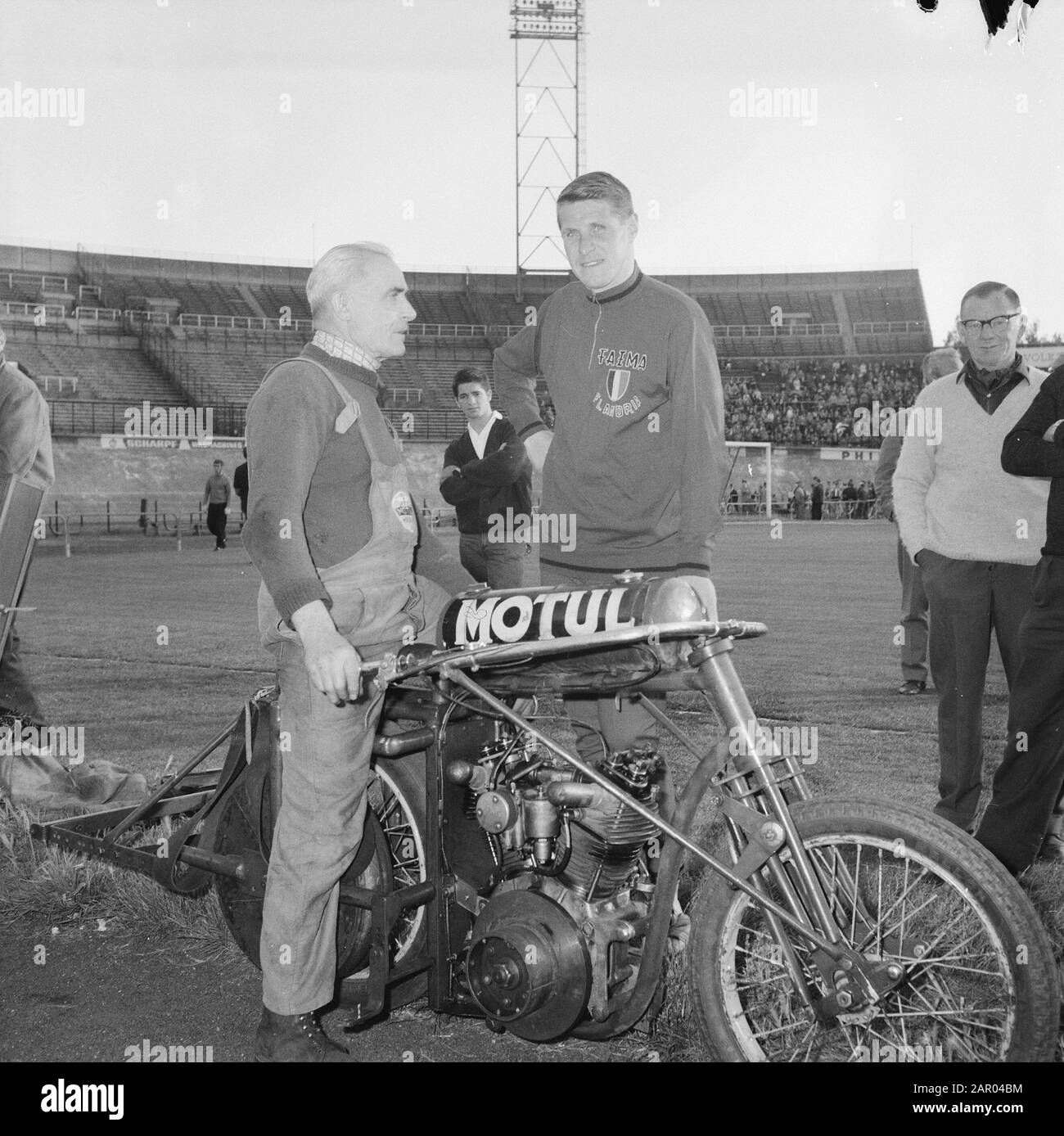 Grand Prix D'Amsterdam. Peter Post et stimulateur Georges Grolimand Date: 22 juin 1962 lieu: Amsterdam mots clés: Vélo de piste, stimulateurs cardiaques Nom personnel: Grolimand, Georges, Post, Peter Banque D'Images