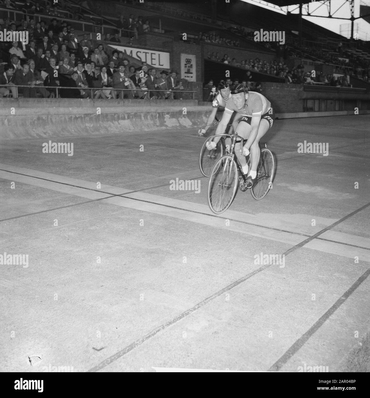 Sprint Grand Prix D'Amsterdam (Jan Derksen Et The Swiss Plattner) Date : 22 Juin 1962 Lieu : Amsterdam Mots Clés : Vélo De Piste Nom Personnel : Derksen, Jan, Plattner, Oskar Banque D'Images