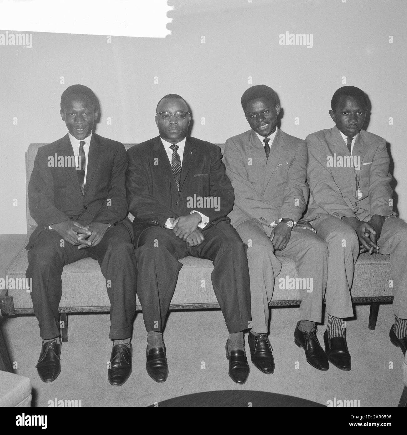 Fils du président Tubman passant de l.n.n. J. H. Tubman, W.E. Tubman et E.A. Tubman (neveu) Date: 24 juillet 1962 mots clés: Fils, présidents Nom personnel: E.A. Tubman, J.H. Tubman, Tubman, Tubman, Tubman, Tubman, Tubman, Tubman, Tubman, Tubman, Tubman, Tubman, Tubman, Tubman, William, W.e. Tubman Banque D'Images