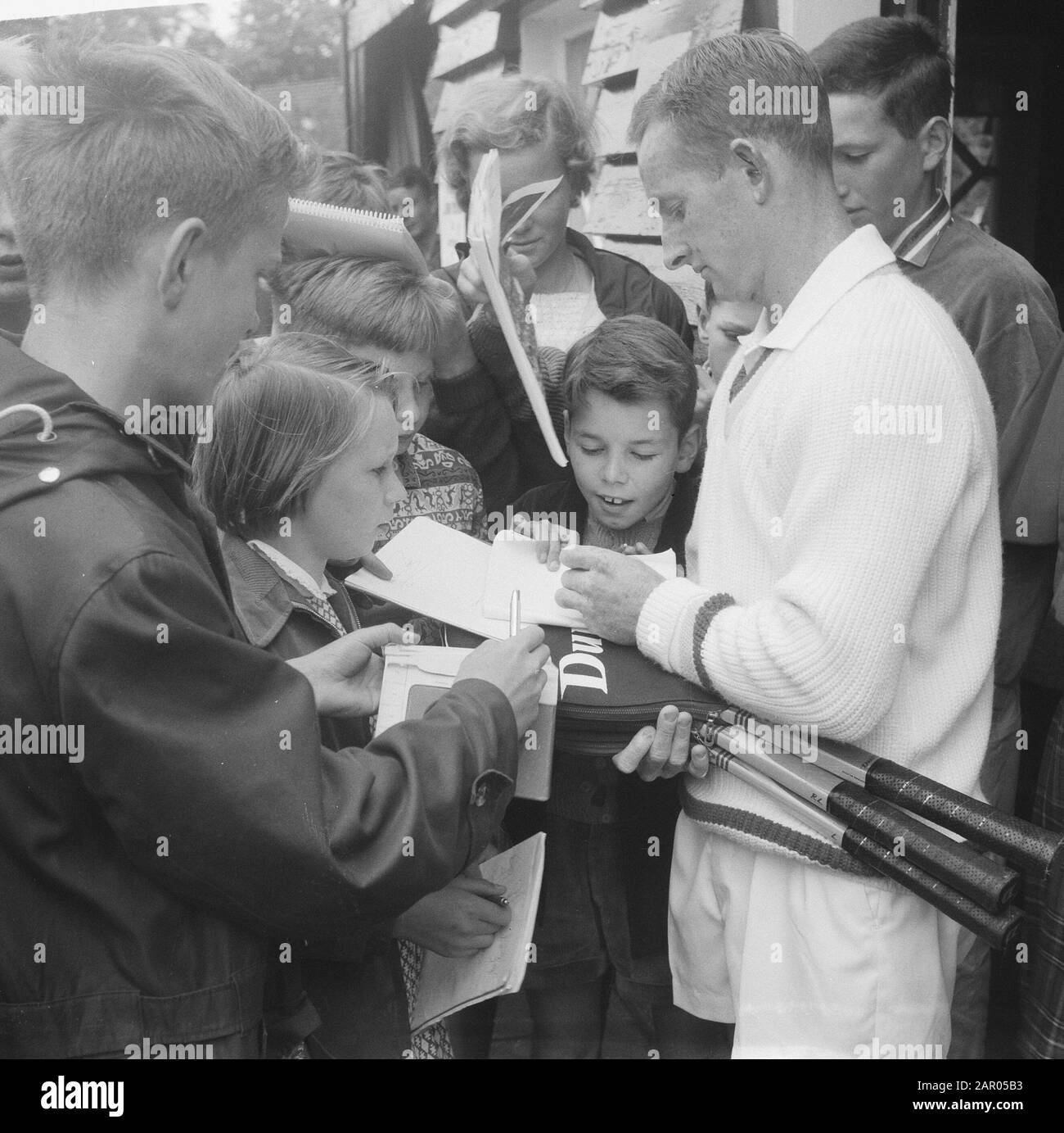 Rod laver pris en charge par les fans de tennis Date : 27 juillet 1962 Banque D'Images