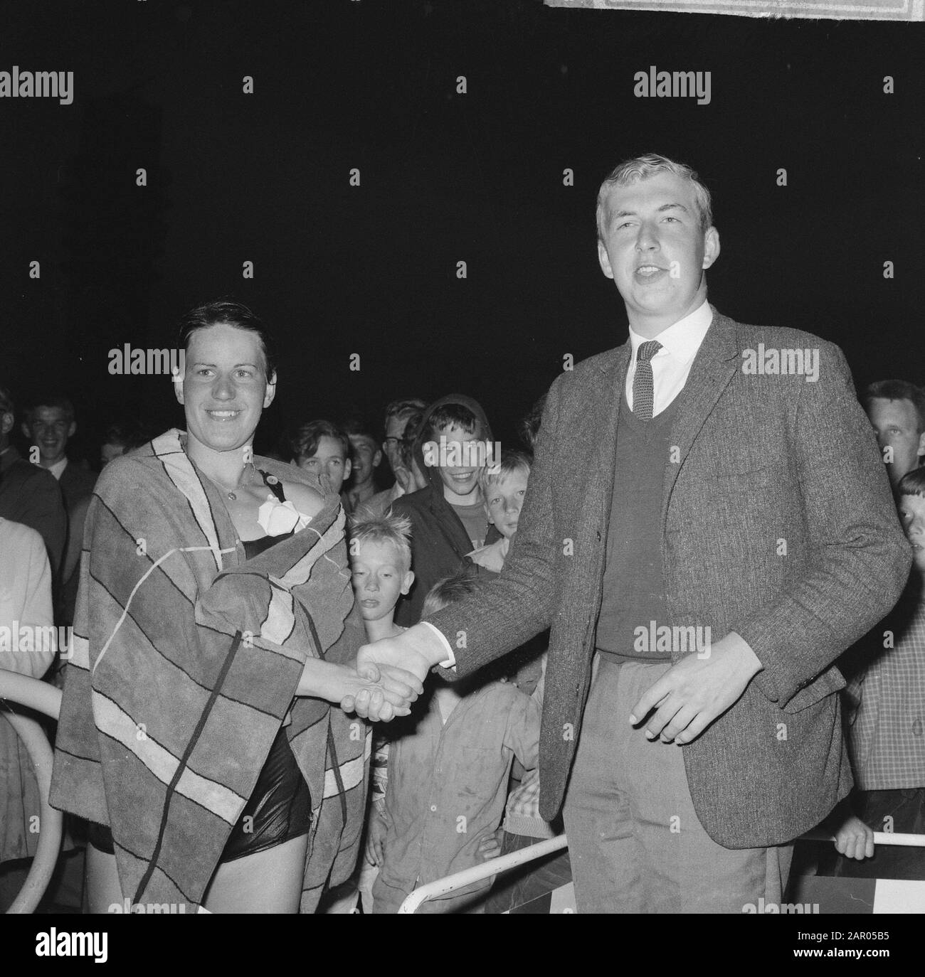 Championnat néerlandais 1500 mètres natation J. Bonfekse et Judith de Nijs Date: 25 juillet 1962 mots clés: CHAMPIONSIES, NAGE Nom personnel: J. Bonfekse, Judith de Nijs Banque D'Images