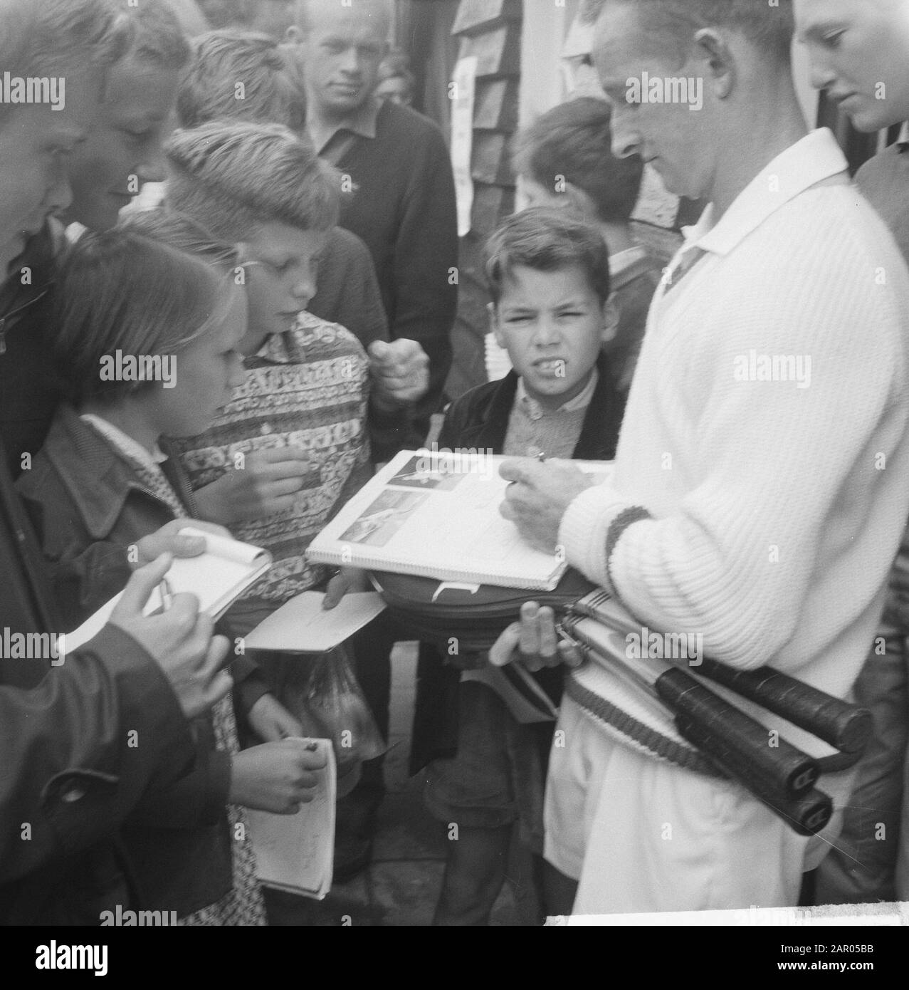 Rod laver pris en charge par les fans de tennis Date : 27 juillet 1962 Banque D'Images