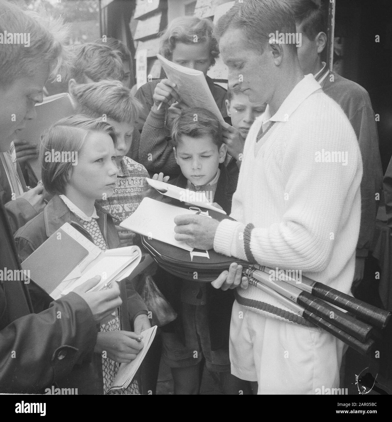 Rod laver pris en charge par les fans de tennis Date : 27 juillet 1962 Banque D'Images