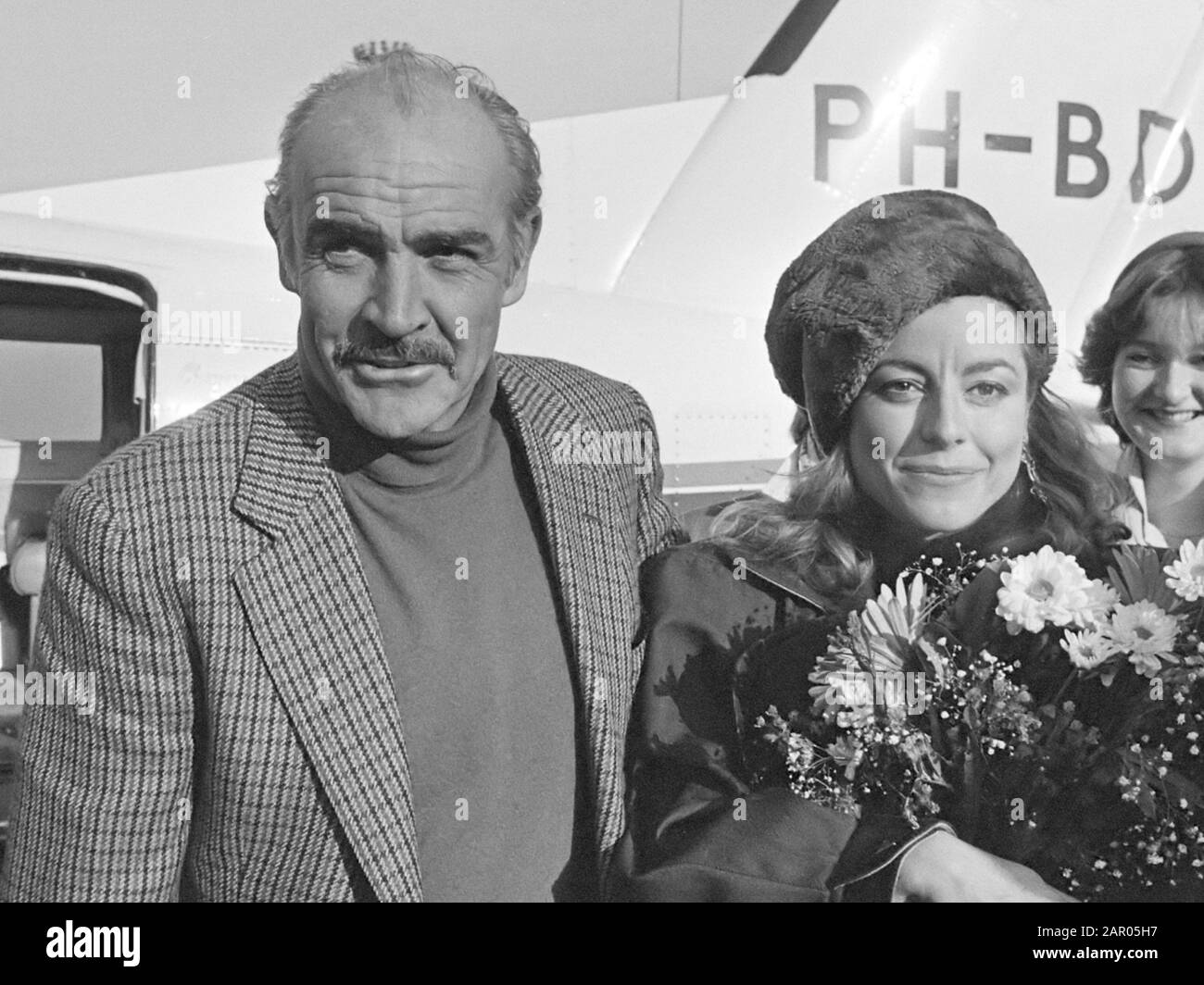 Sean Connery en Micheline Roquebrune op Schiphol 23 novembre 1983; ' Banque D'Images