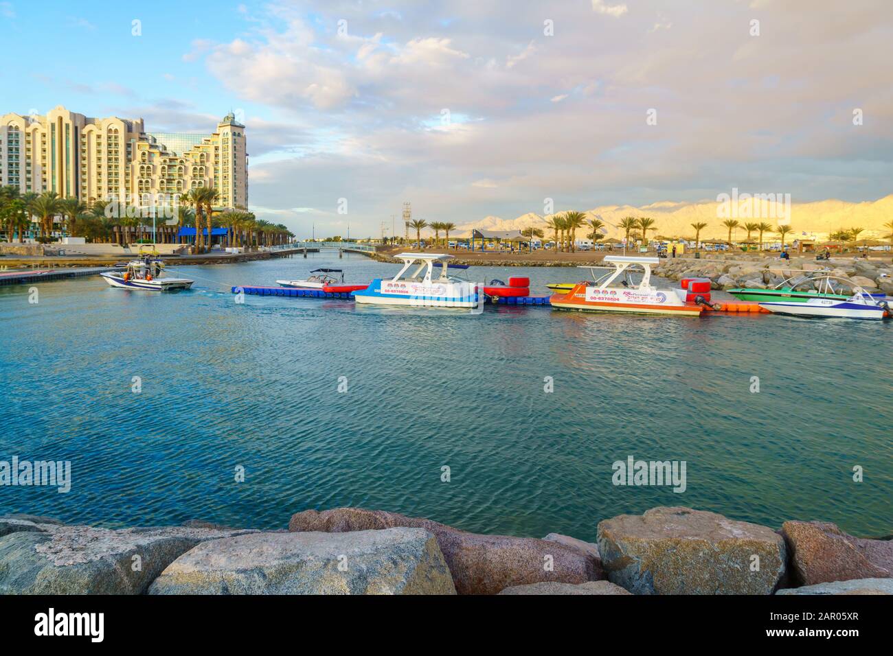 Eilat, Israël - 17 janvier 2020: Scène de la nouvelle marina et des nouveaux hôtels, avec des habitants et des visiteurs, à Eilat, ville la plus méridionale d'Israël Banque D'Images