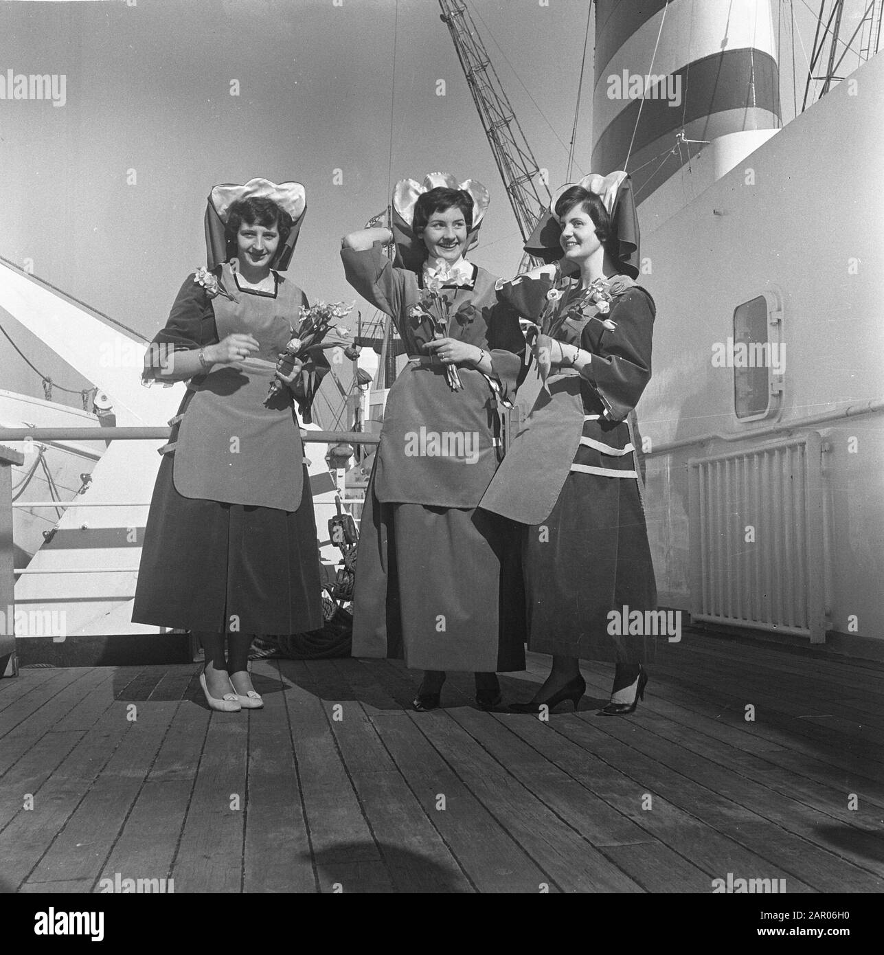 Tulipes-départs de la H.A.L. Rotterdam Annotation: H.A.L. signifie Holland America Line Date: 16 mars 1962 lieu: Rotterdam, Zuid-Holland mots clés: Excursions en bateau, tulipes Banque D'Images