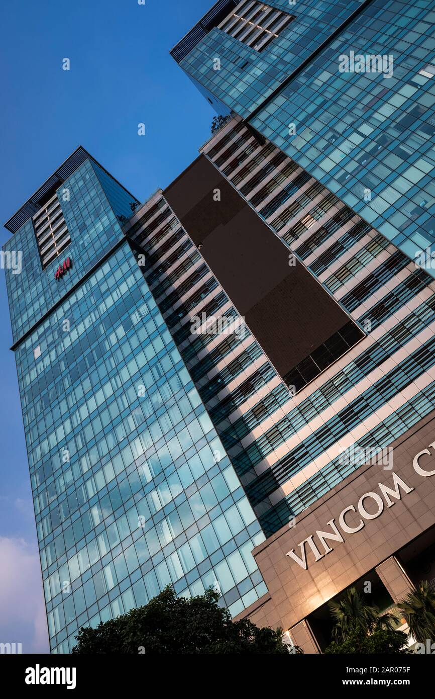 Le Vincom Center est principalement un centre commercial et un immeuble de bureaux, mais abrite également des appartements de luxe aux étages supérieurs, Ho Chi Minh City, Vietnam Banque D'Images