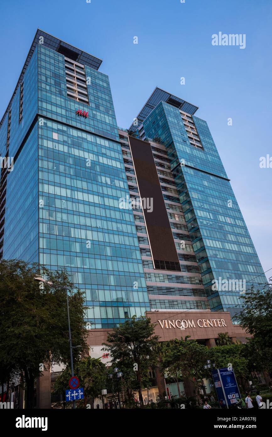 Le Vincom Center est principalement un centre commercial et un immeuble de bureaux, mais abrite également des appartements de luxe aux étages supérieurs, Ho Chi Minh City, Vietnam Banque D'Images