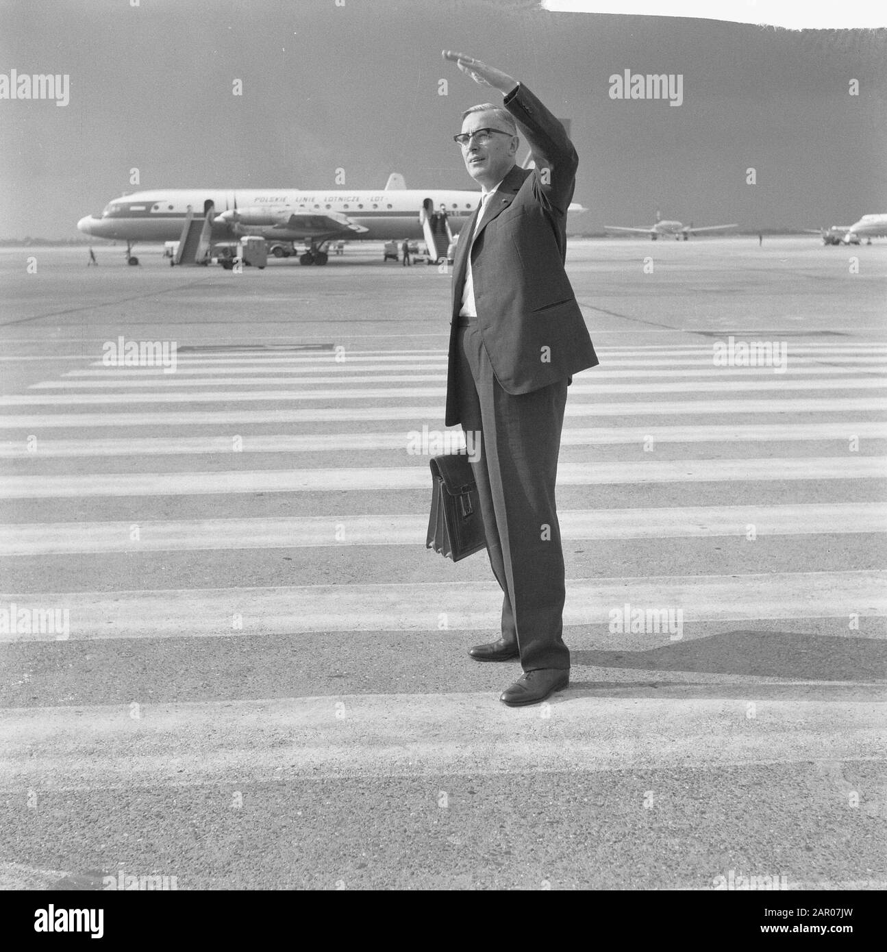 M. Euwe est parti à Schiphol Date : 19 septembre 1962 lieu : Noord-Holland, Schiphol Nom personnel : Dr. Euwe Banque D'Images
