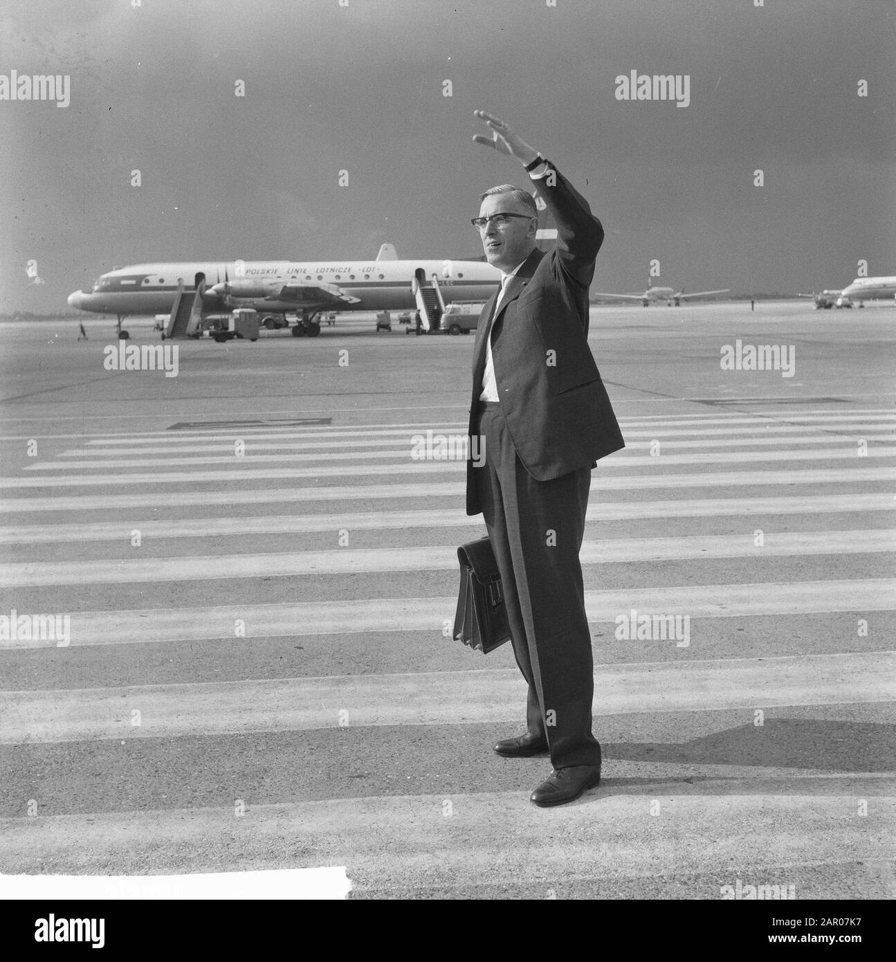 M. Euwe est parti à Schiphol Date : 19 septembre 1962 lieu : Noord-Holland, Schiphol Nom personnel : Dr. Euwe Banque D'Images