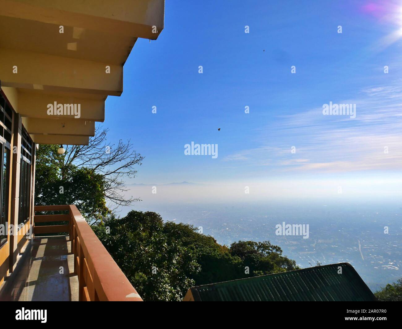 Vue ensoleillée d'un temple à chiang mai, Thaïlande Banque D'Images