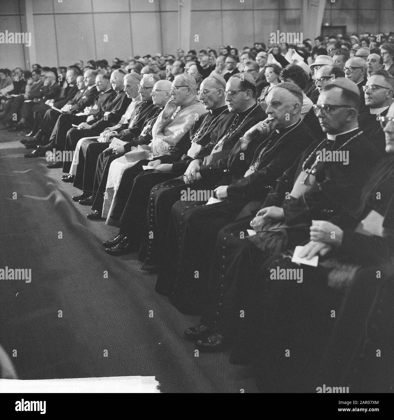 Dernière réunion de Concile à Rome, Mgr. V.l.n.n. P.A. Nierman, mgr. J.W.M. Baeten, Cardinal Alfrink, Mgr. J.C. van Miltenburg, mgr. Date: 2 Octobre 1962 Lieu: Italie, Rome Mots Clés: Réunions Nom Personnel: Alfrink, Bernardus, Nierman Mgr. P.A. Banque D'Images