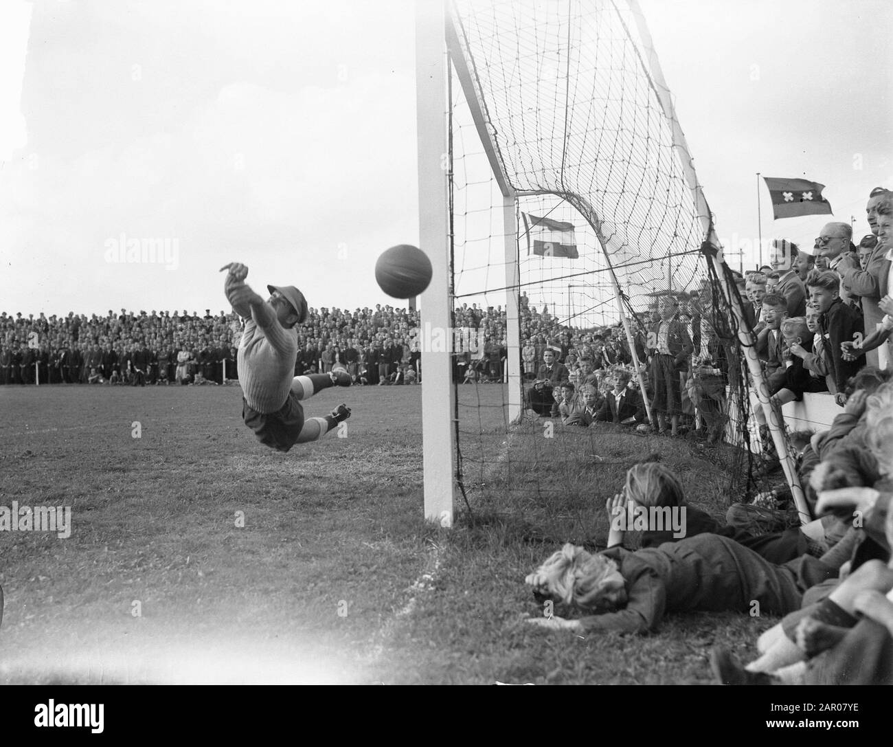 Zeeburgia vs. VSV 1-3 Ballon contre le poteau Date: 19 septembre 1948 mots clés: Sport, football Banque D'Images